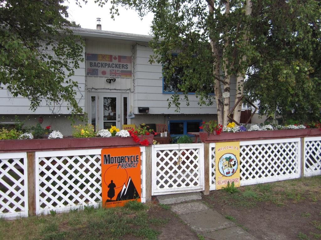 Beez Kneez Bakpakers Hostel Whitehorse Exterior photo