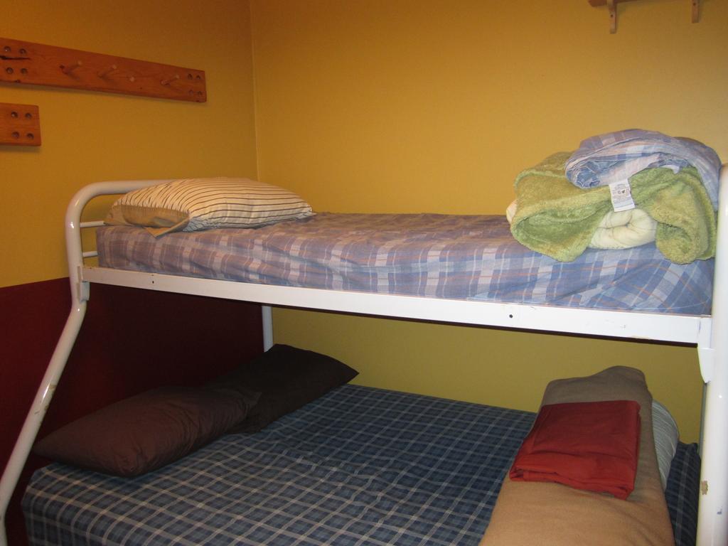 Beez Kneez Bakpakers Hostel Whitehorse Room photo