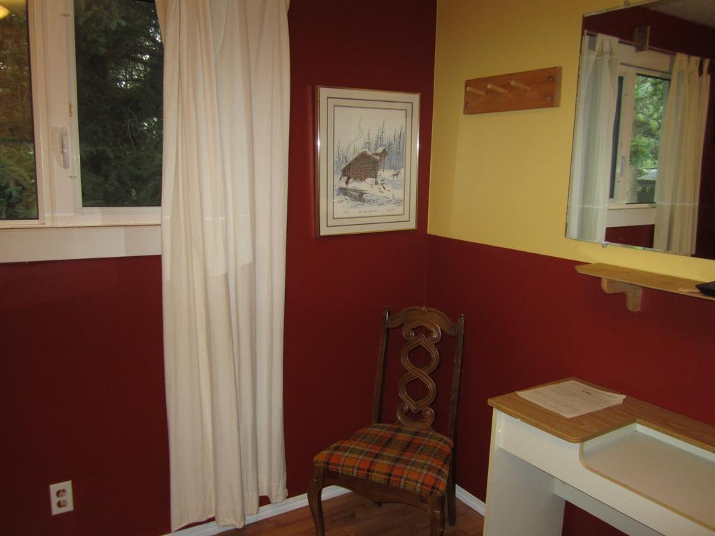 Beez Kneez Bakpakers Hostel Whitehorse Room photo
